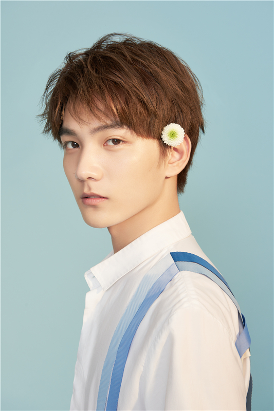 祁宋"花儿与少年"写真曝光 张扬青春逐梦前行