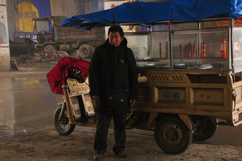 "打工是不可能的",50岁农村大哥卖冰糖葫芦日入300元,很轻松