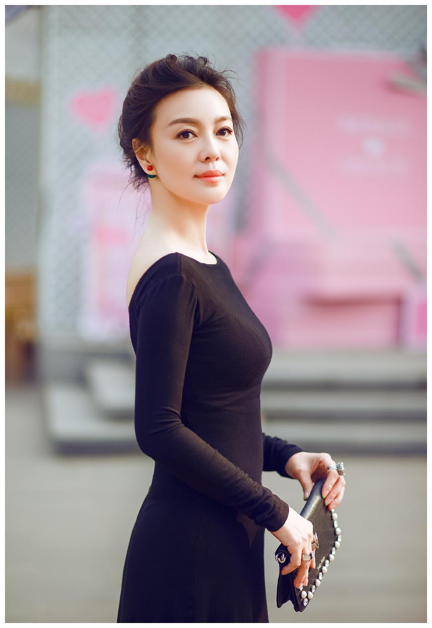 她曾参演《红楼梦》中的秋桐一角,遇到作家成为了人们羡慕的情侣