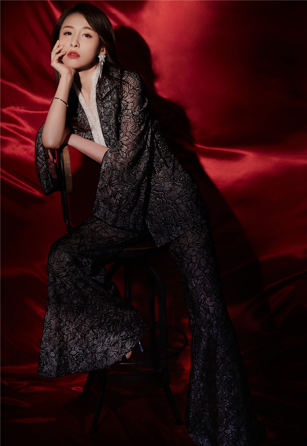 贾青受邀出席颁奖盛典 黑白印花套西尽显从容知性