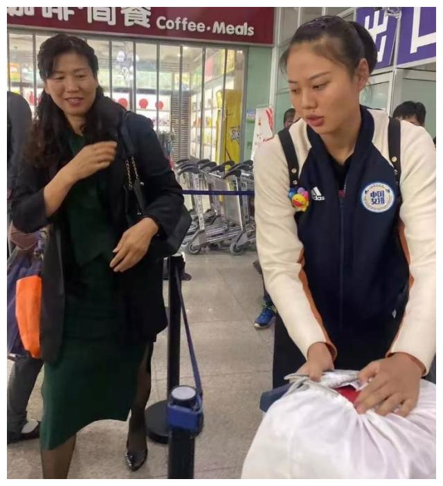 女排国手龚翔宇大包小包带回家,其母亲笑意满满,称一直在支持她