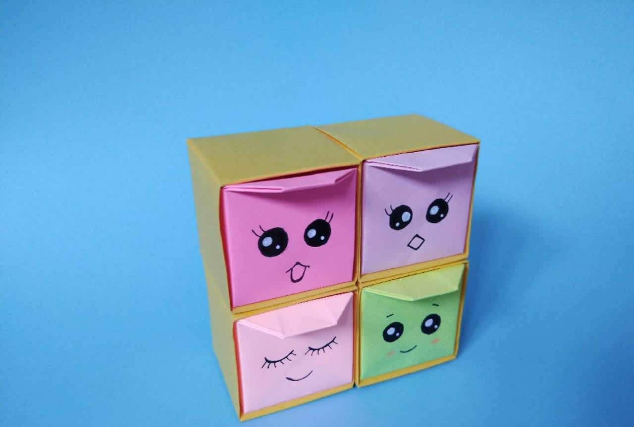 15*15cm彩纸十字对折.四个角向内折.横竖各分成三等份,折成九宫格.