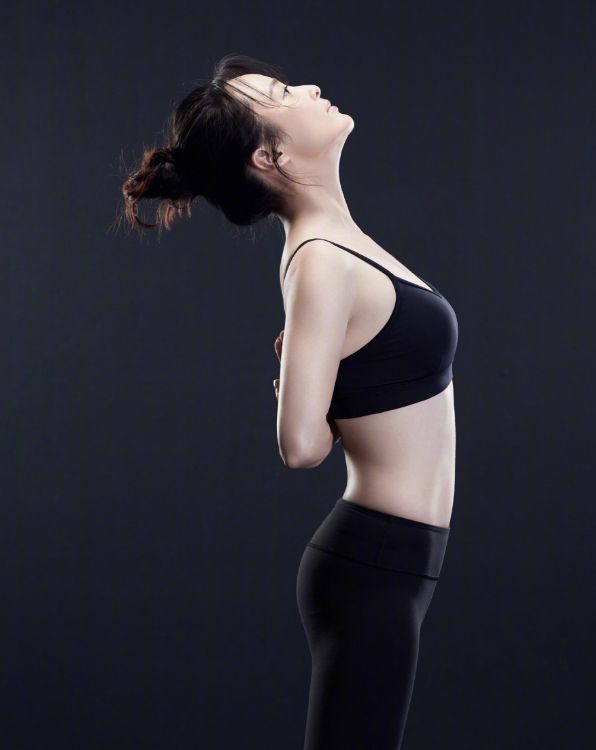 蒋勤勤身穿吊带小背心尽显身材美好曲线