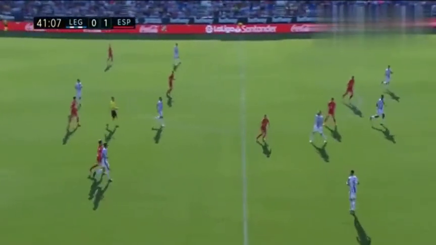 武磊灵巧跑位马赛回旋拉球转身准备过人 但这一脚连自己也尴尬了