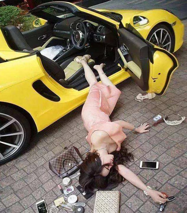 豪车炫富摔对比当看到豪车女摔时知道保时捷劳斯莱斯女脾气