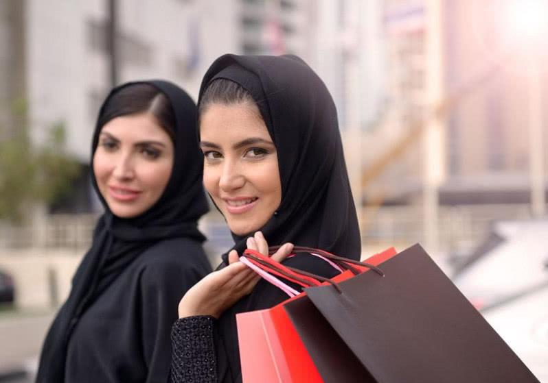 西域神秘的阿拉伯女人白天裹着黑纱晚上的风景让人热血沸腾