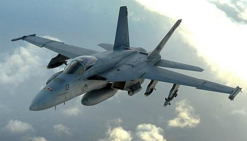 俄罗斯的苏-33属于重型舰载战斗机,载弹能力却