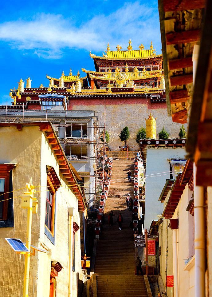 香格里拉旅行之松赞林寺一组庄严雄伟的庞大藏式建筑群