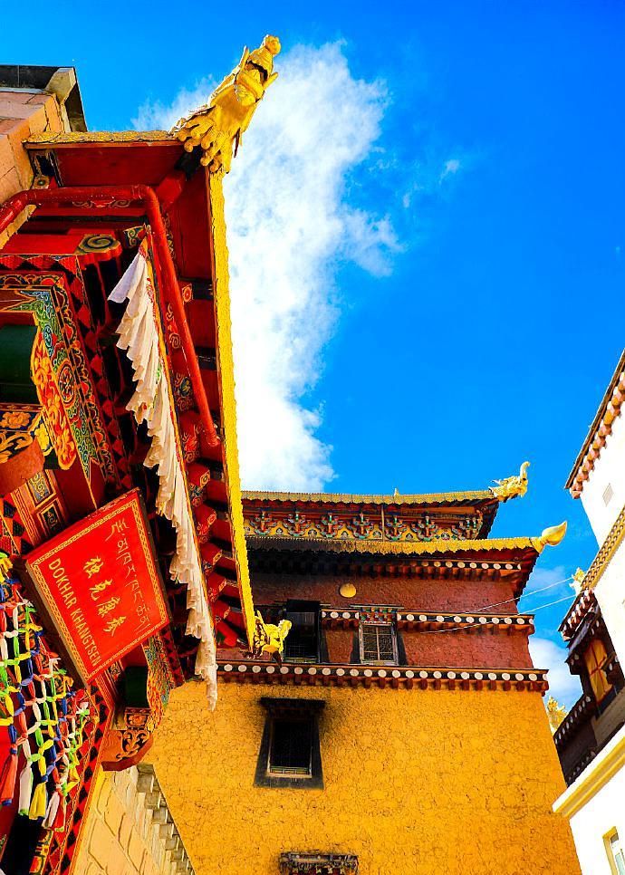 香格里拉旅行之松赞林寺一组庄严雄伟的庞大藏式建筑群
