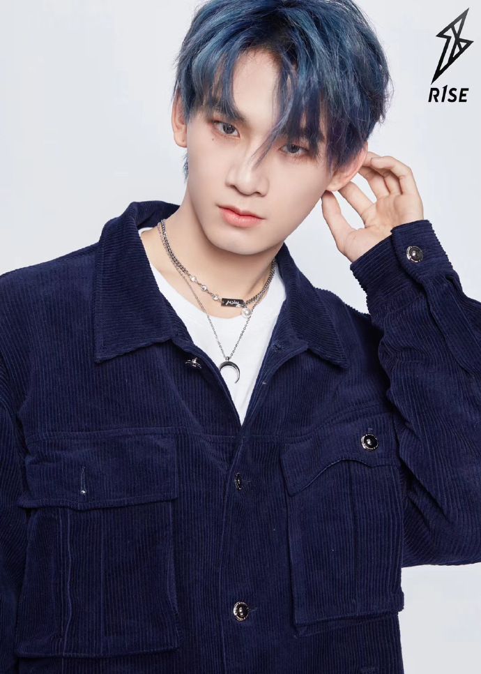 姚琛,1998年3月23日出生于重庆市,中国内地流行乐男歌手,男子演唱组合