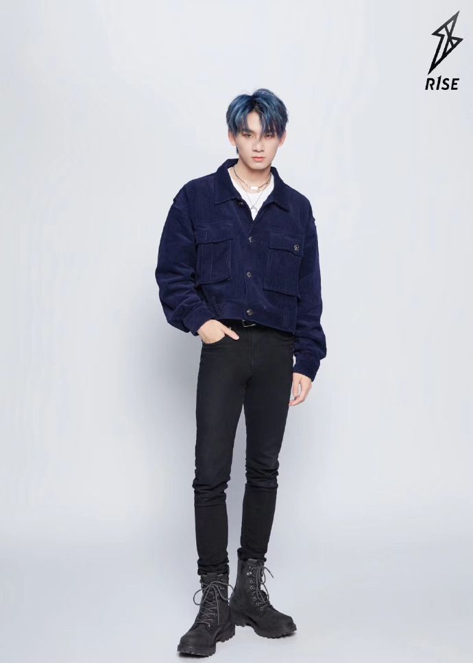 姚琛一袭蓝白简约造型亮相不乏明朗温润可爱连拍狙击超甜心动