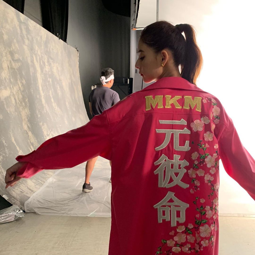 新木优子超华丽的特攻服拍摄反响热烈粉丝表示最完美太适合了 即时尚