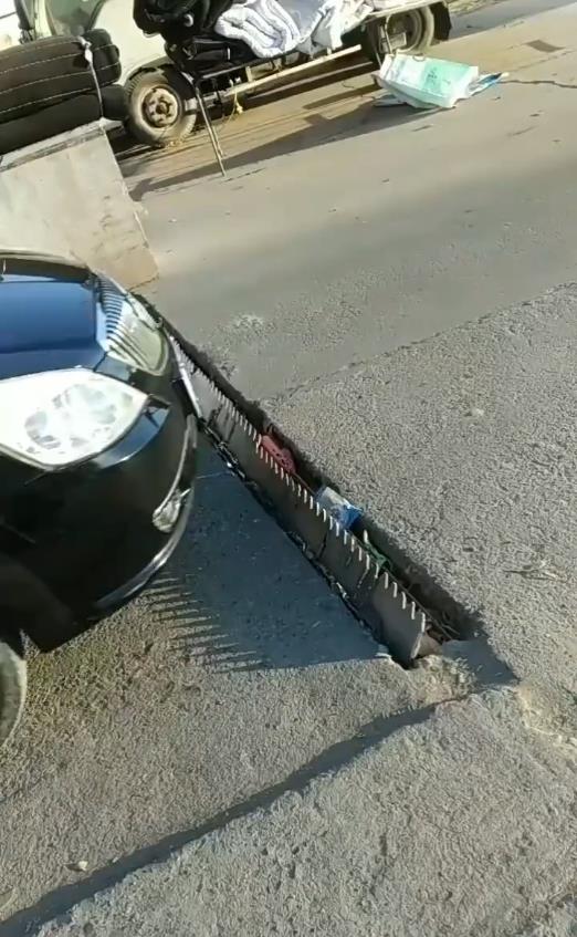 实拍:为了防止车辆逆行,公路上竟设置"地刺",网友称太危险了