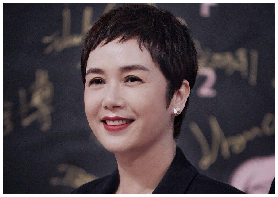 50岁蒋雯丽短发西装造型气场十足,却被颈纹暴露年龄