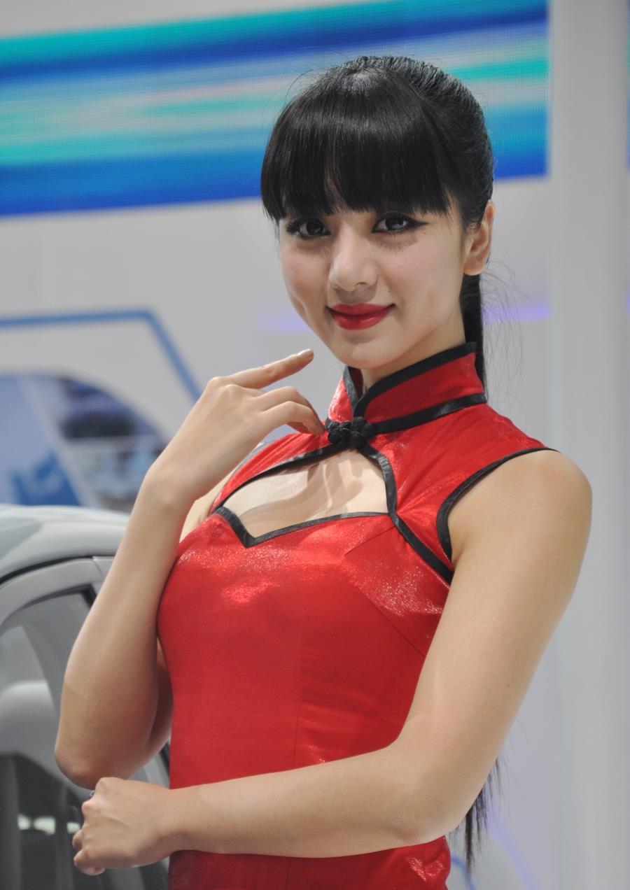 最漂亮的中国车模宝马因她爆红网络近日却亮相力帆轩朗展台