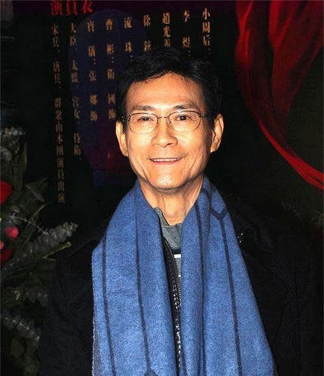 72歲鄭少秋近照,身穿正裝風采依舊,這才是真正的