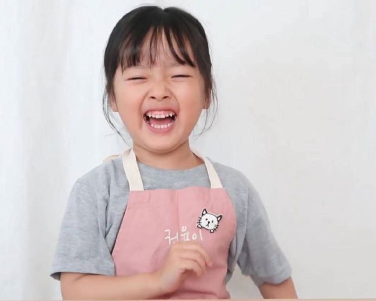 韩国小萌神权律二长大了,大眼越发迷人侧脸神似宋慧乔!