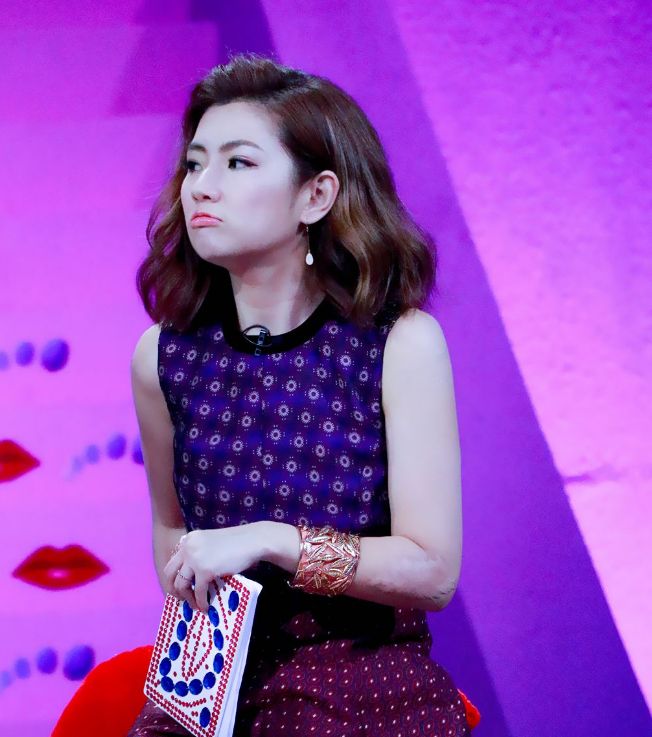 任家萱全方位保暖不仅披毛毯还系围巾男友鞋太抢镜