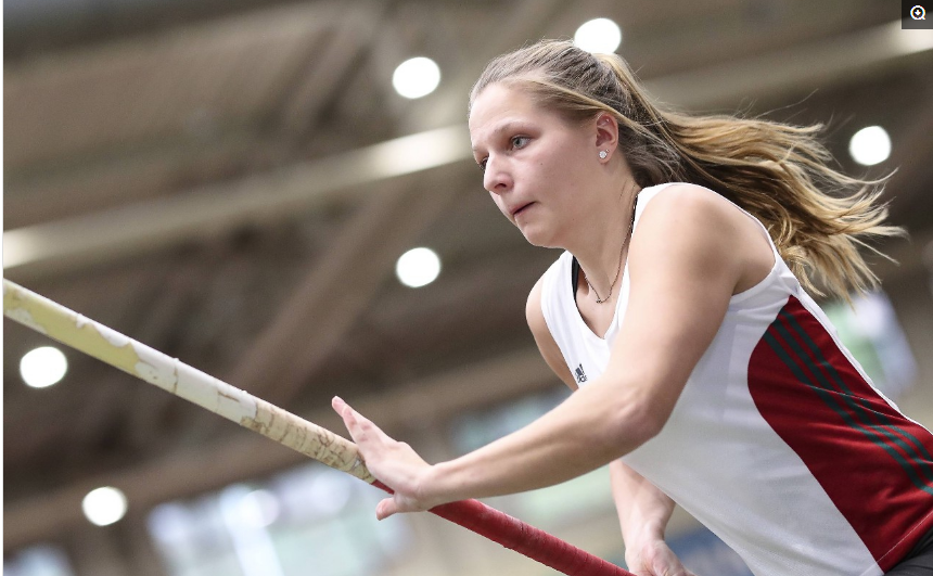 新赛季开启!撑杆跳高展现女子运动员力与美
