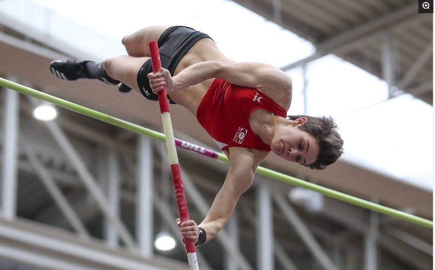 新赛季开启!撑杆跳高展现女子运动员力与美