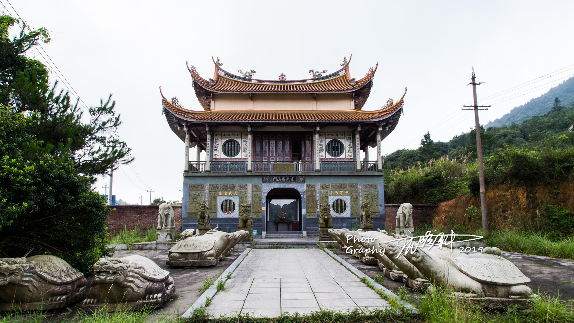 莆田深山这座闽中最早的禅院古刹,寺院内供奉着开山祖师千年真身|山门