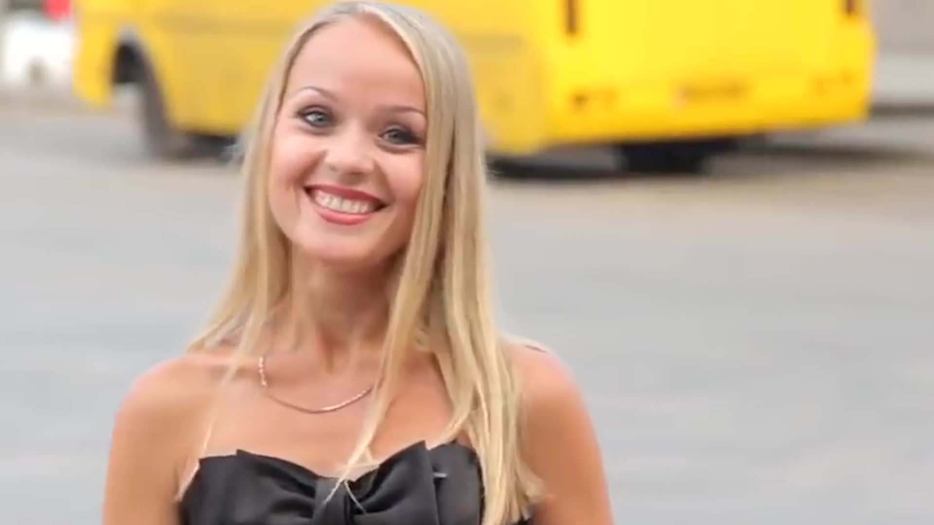 15岁的俄罗斯女孩,因蚂蚁腰在网络走红,网友:一只手就能握