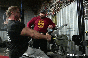 变式4：在哑铃划船加入弹力带