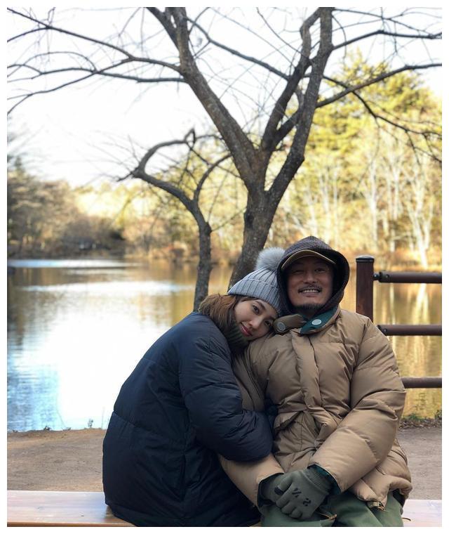 余文乐携老婆伦敦看秀,成熟西装略显发福,网友称王棠云很似马蓉