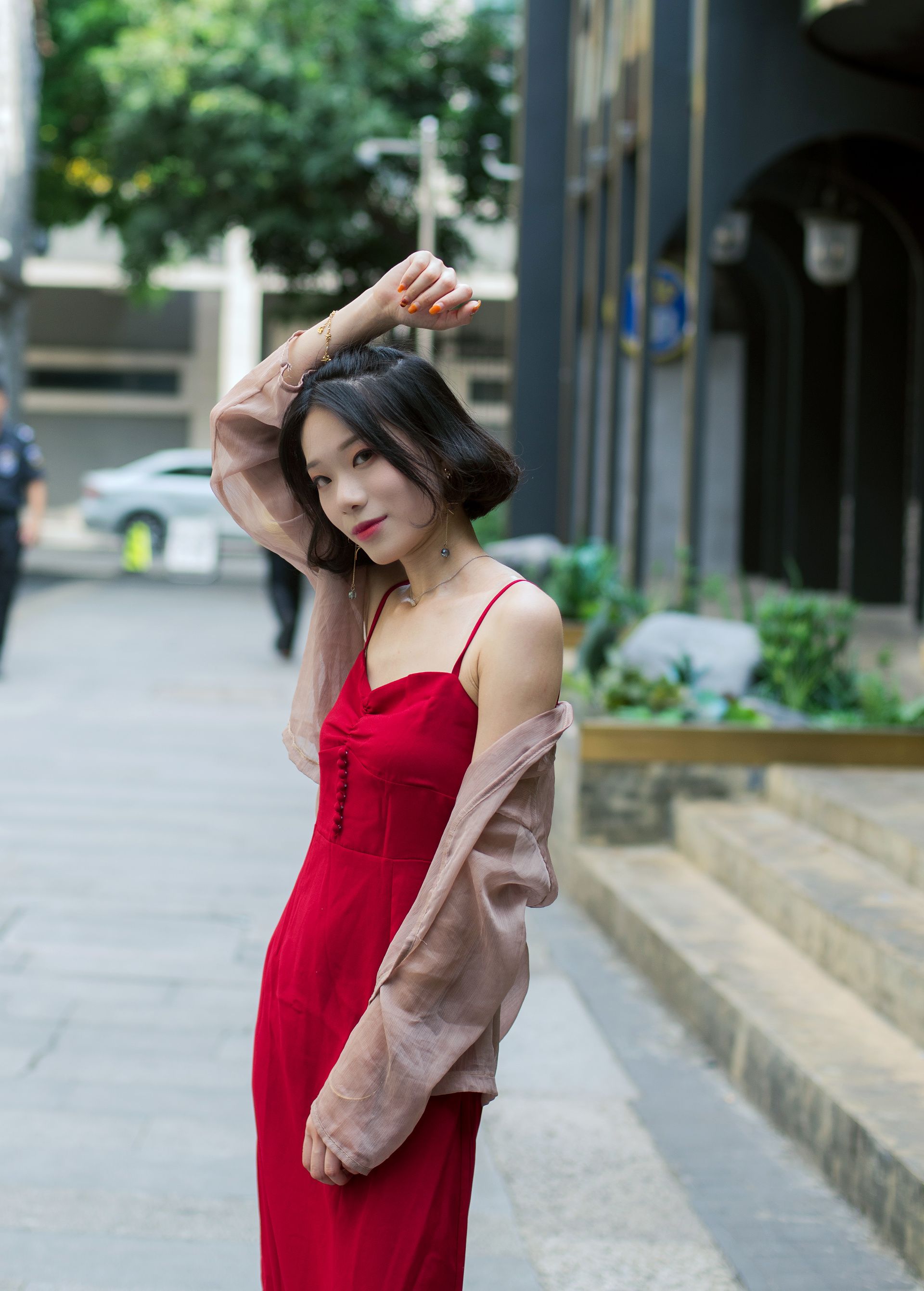 街拍人像红衣美女走一路拍一路