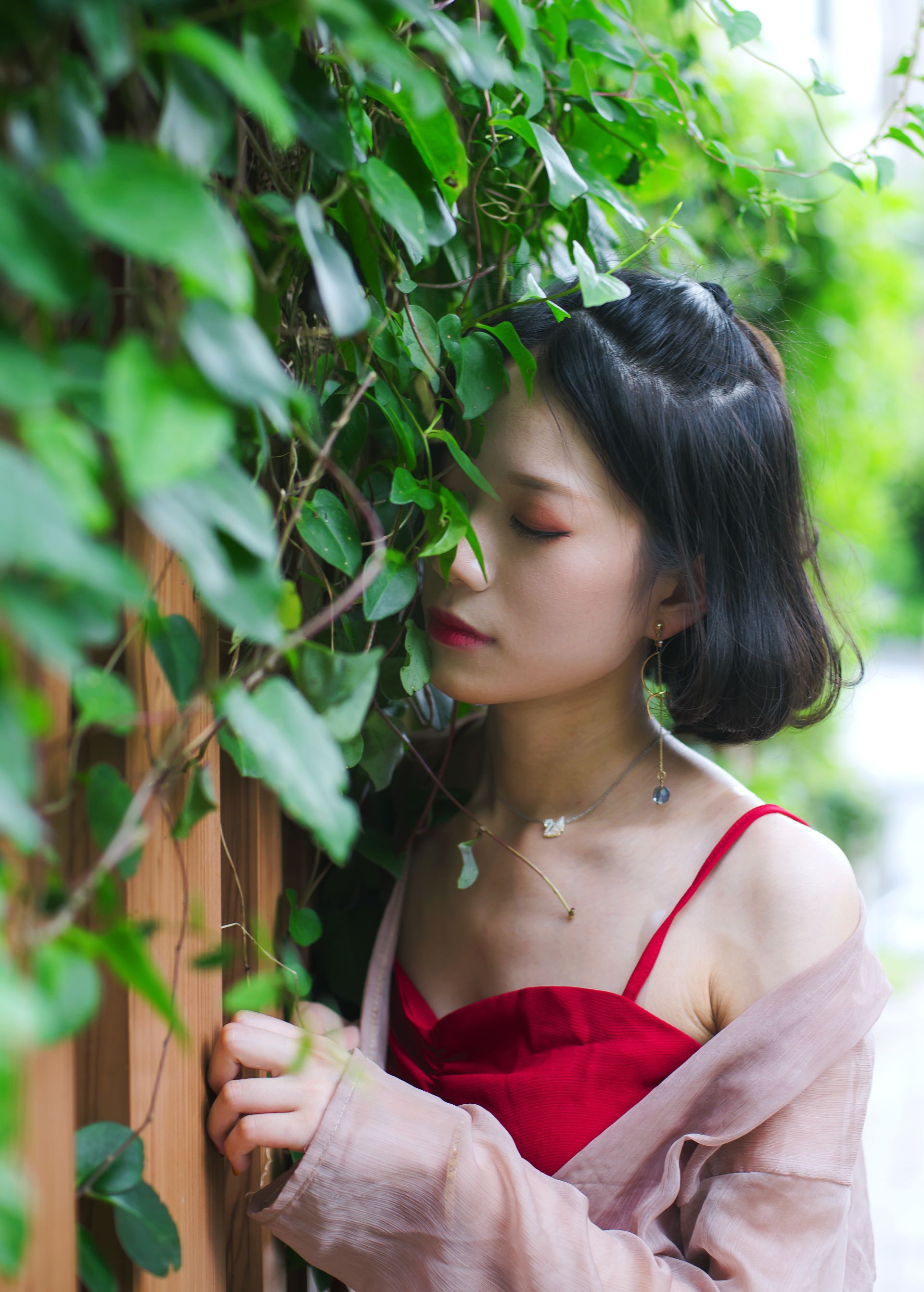 街拍人像红衣美女走一路拍一路