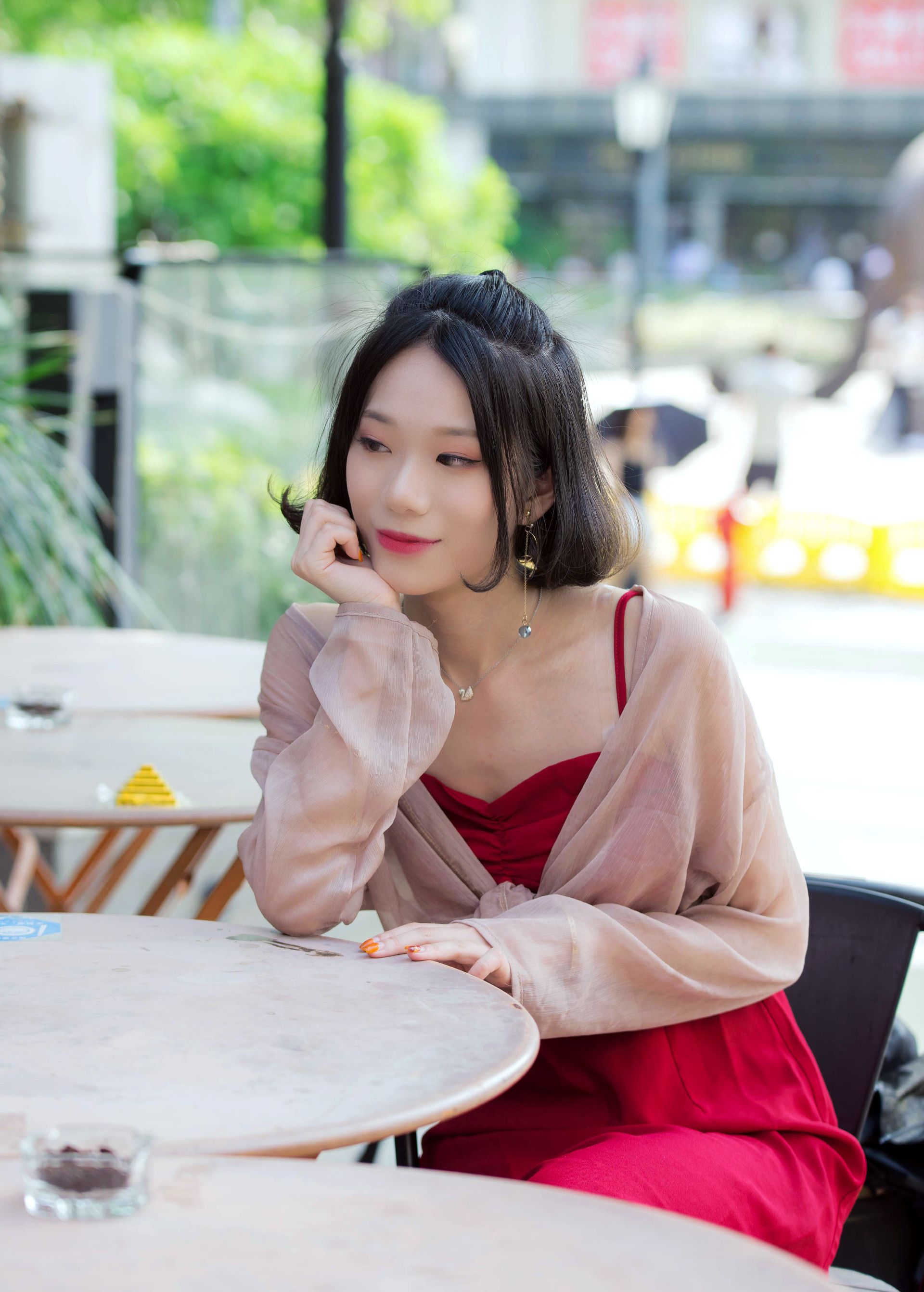 街拍人像红衣美女走一路拍一路