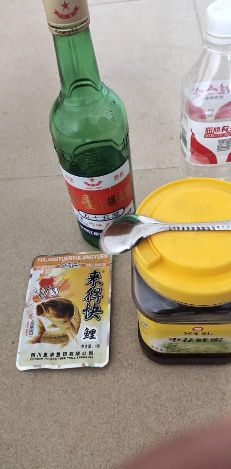 重唇鱼对饵料没有多大的挑剔,香腥腥香浓腥都行,但是对维生素b情有独