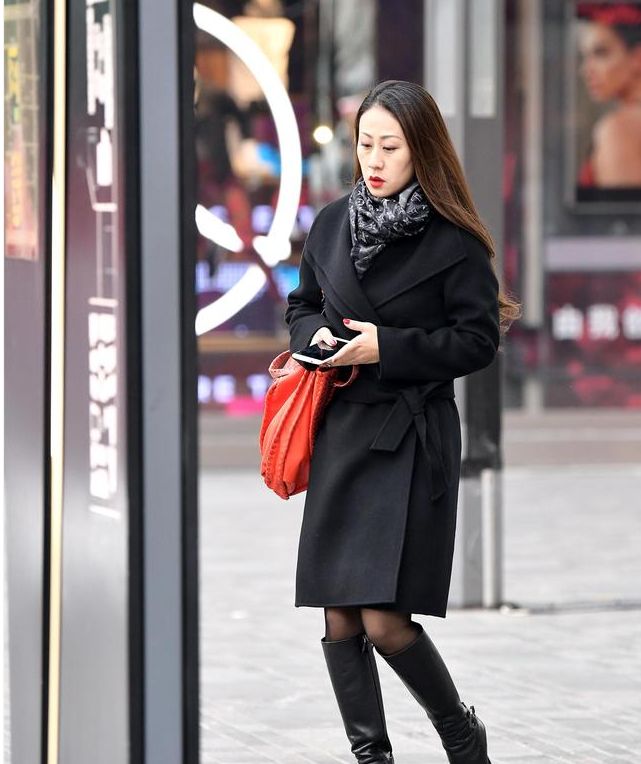 街拍:白色马丁靴不多见,却非常漂亮,也要学会去搭配