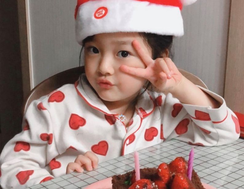 韩国小萌神权律二长大了,大眼越发迷人侧脸神似宋慧乔!