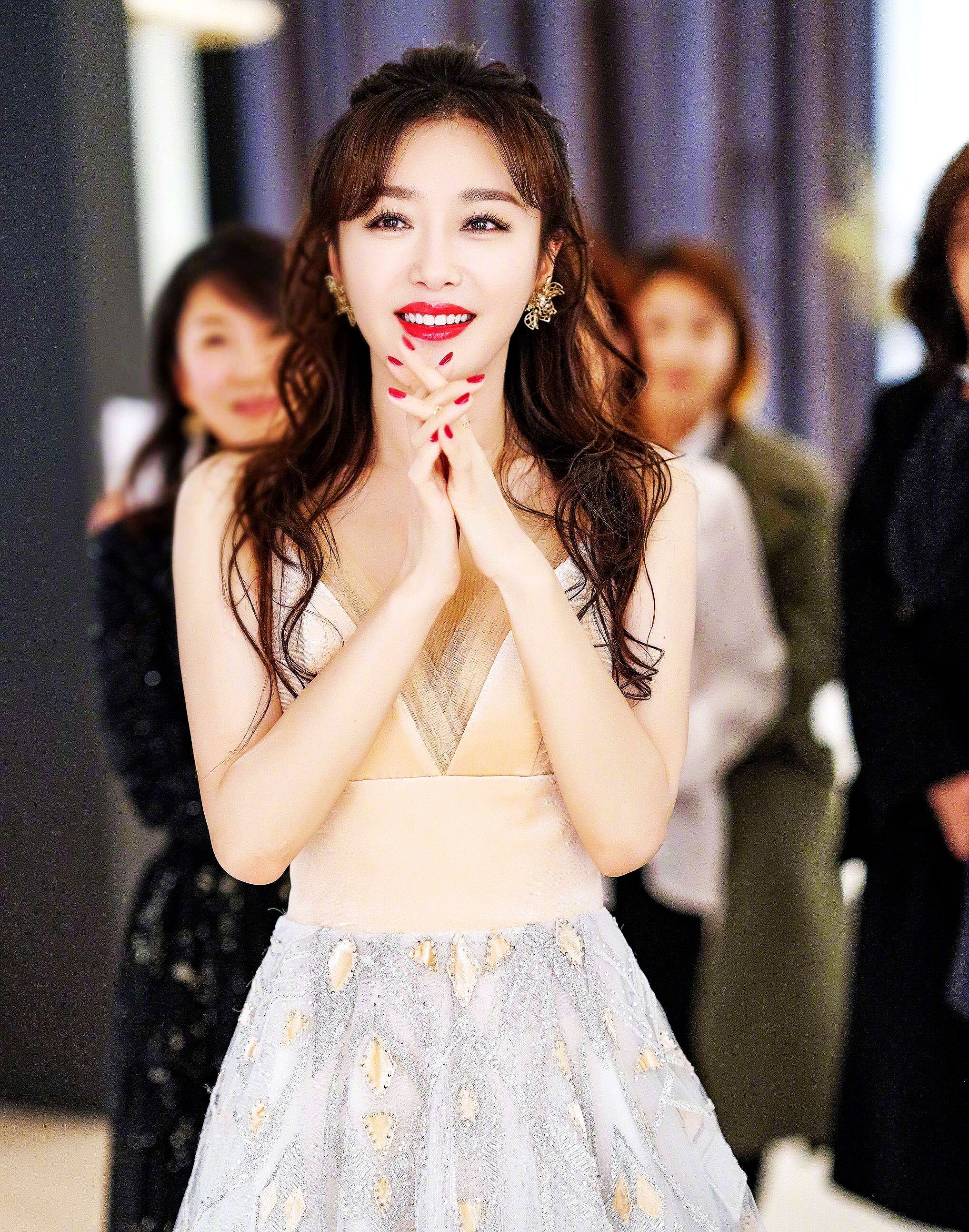 最美女神《秦岚》一组高清组图,网友:笑起来最迷人