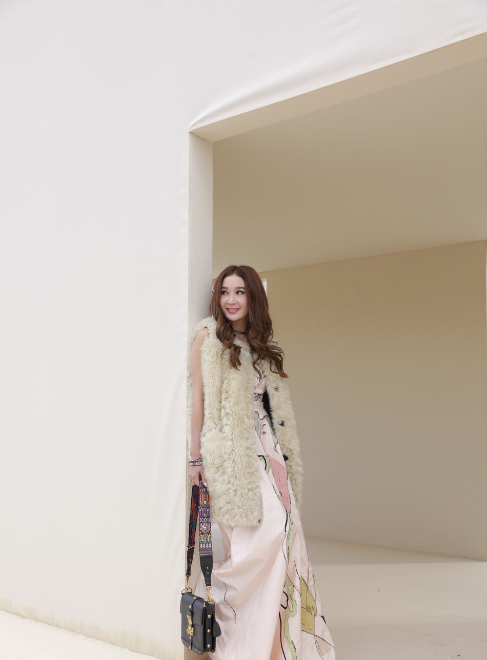 温碧霞穿深v长裙现身,波浪卷发披肩露甜美笑容