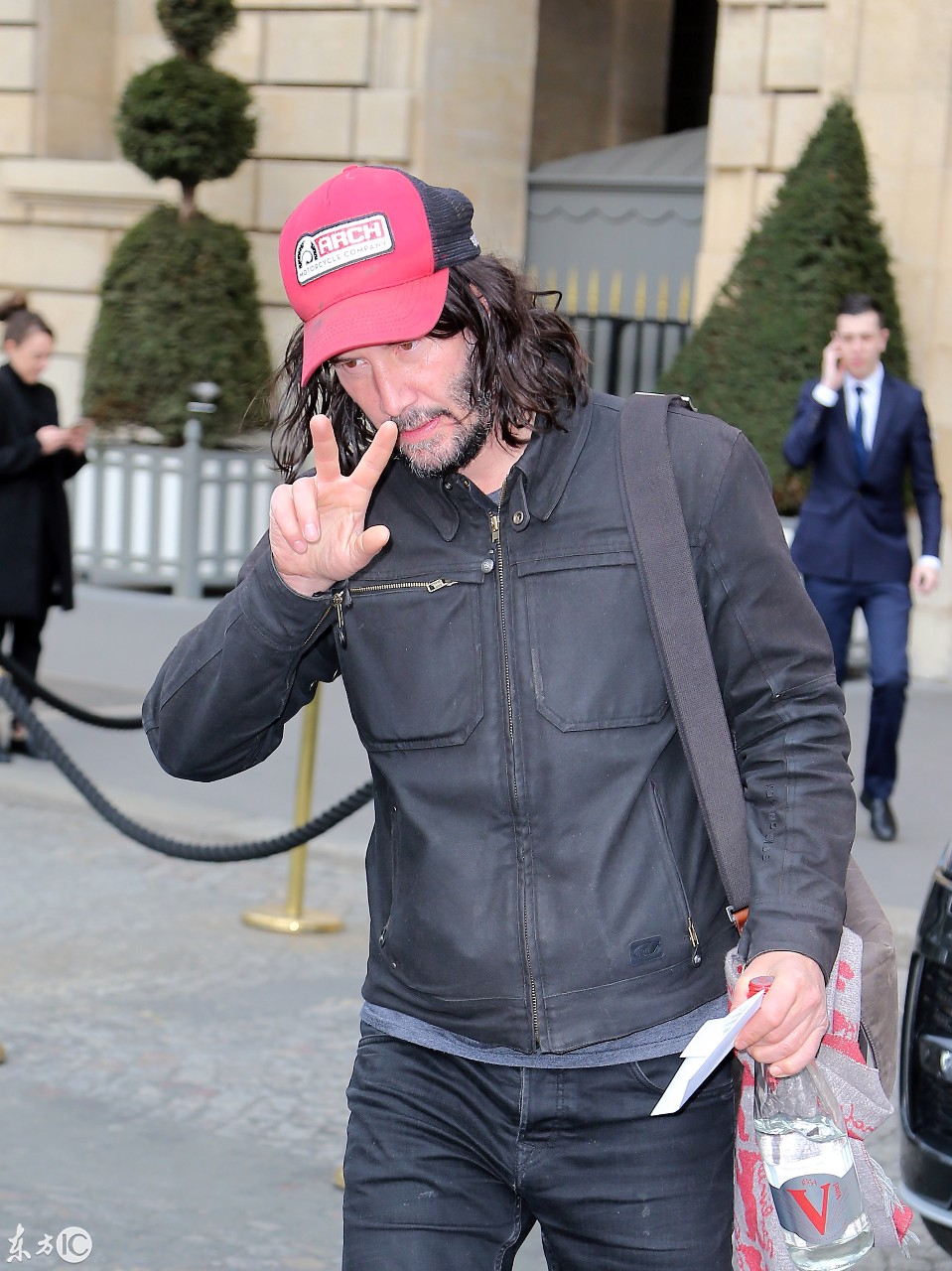 基努里维斯低调现身巴黎街头留长发胡须变成忧郁大叔