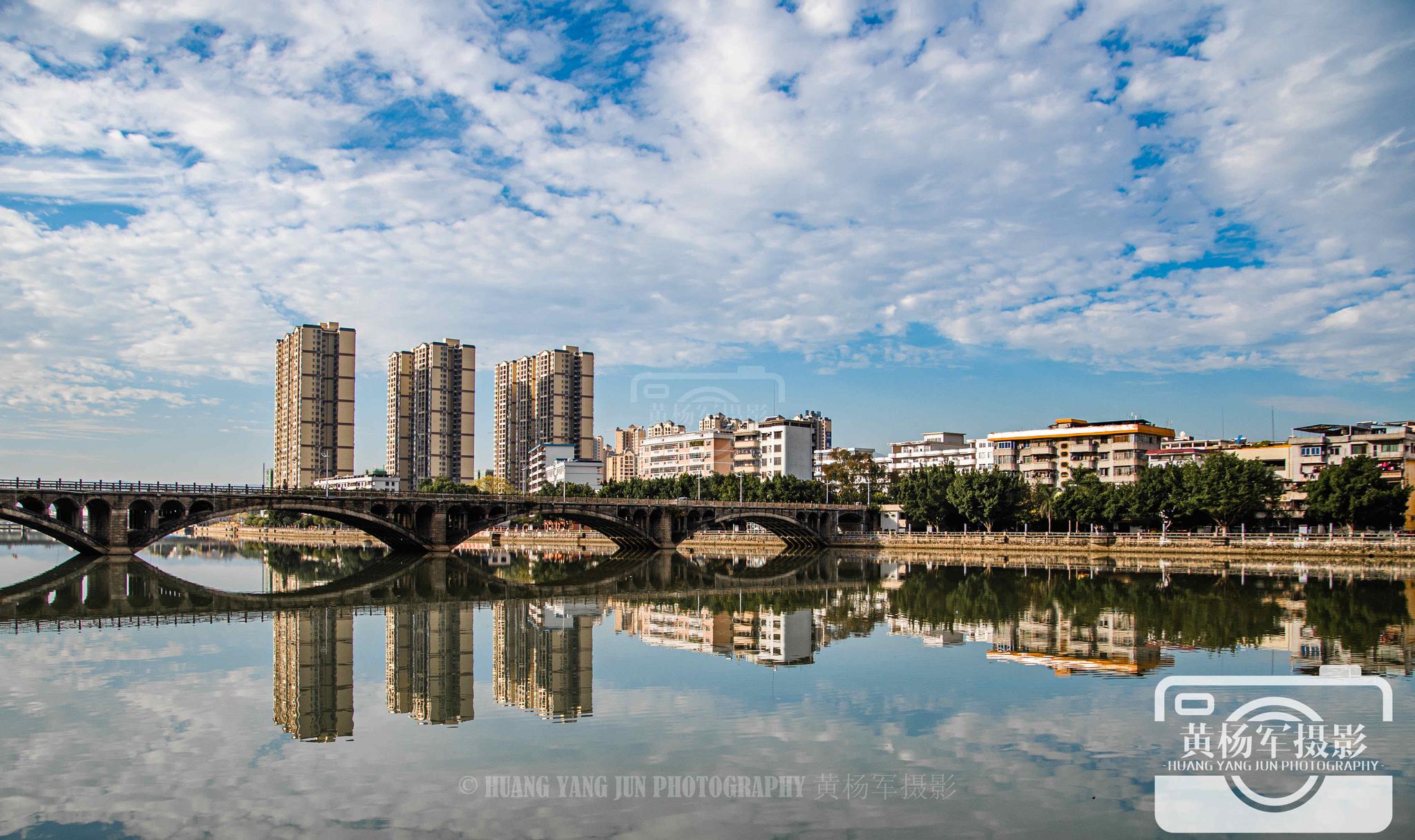广东韶关始兴县的城市景色,墨江两岸水天一色的美丽风光,很漂亮