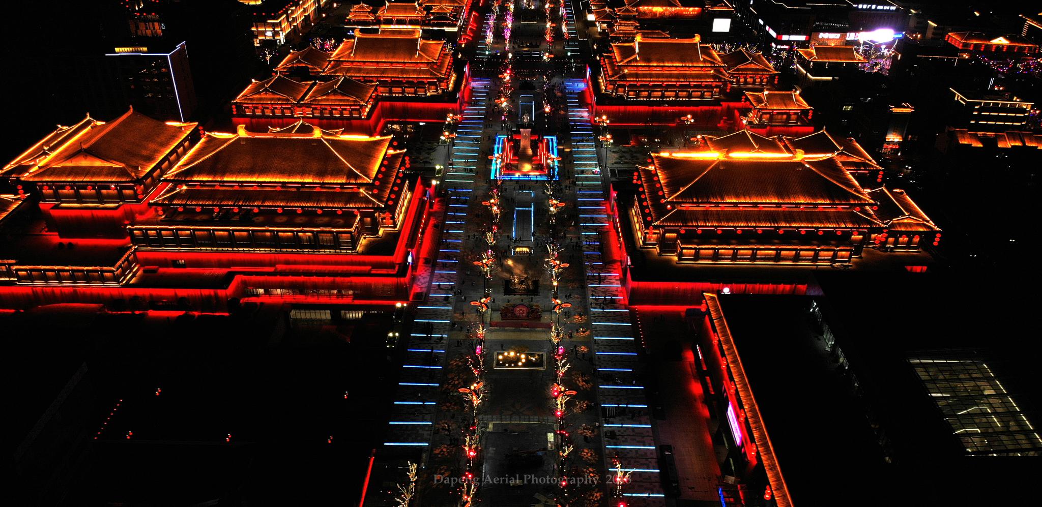 西安曲江大唐不夜城的夜景璀璨迷人从航拍的角度看太美了