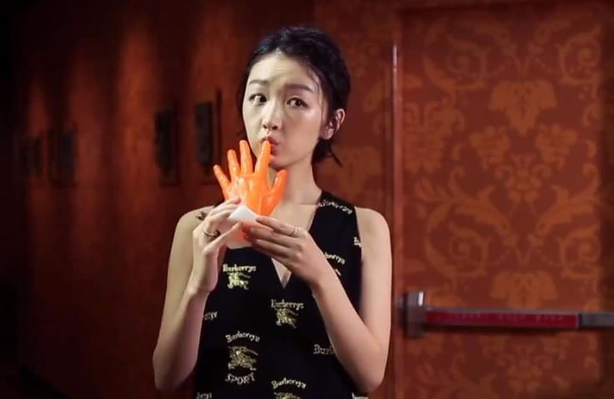周冬雨做蜡手像,看到她最后一个行为,网友:竟嫉妒蜡像手
