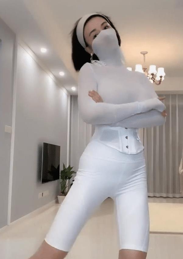 媳妇这是要玩角色扮演的节奏,蒙面女侠|小姐姐|靓女|简约_新浪新闻