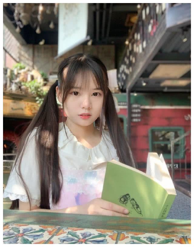 火线妹真人到底长啥样?当看到路人镜头下的她,直男喜欢的类型