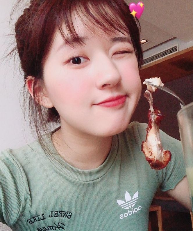 赵露思穿白色吊带裙长卷发春花超有魅力像住在城堡里的小公主