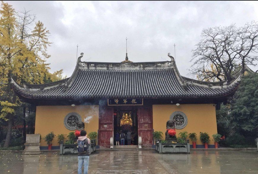 上海地区历史最久,规模最大的古刹龙华寺的名称来源于:佛经中弥勒菩萨