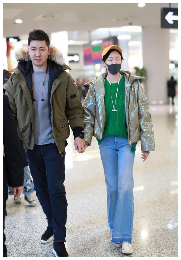 40岁李艾穿阔腿裤走机场,大长腿直逼老公,177身高真不是盖的