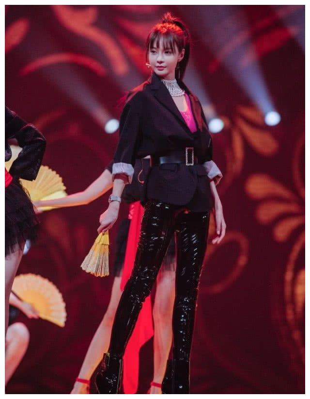 有种恩爱叫:沈梦辰拿杜海涛的皮带当腰带,绑身上衬的腰细两圈!