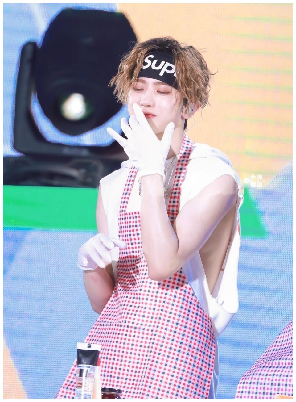 21岁蔡徐坤出席节目造型来袭,羊毛卷好亮眼,甜崽称号名不虚传