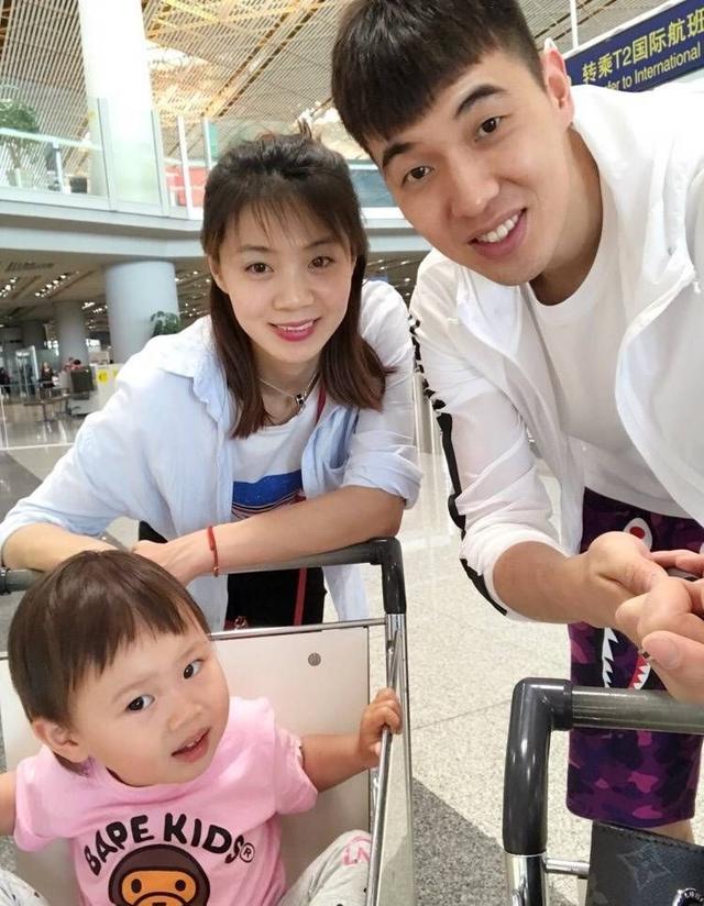 cba球星曾令旭,妻子清华毕业
