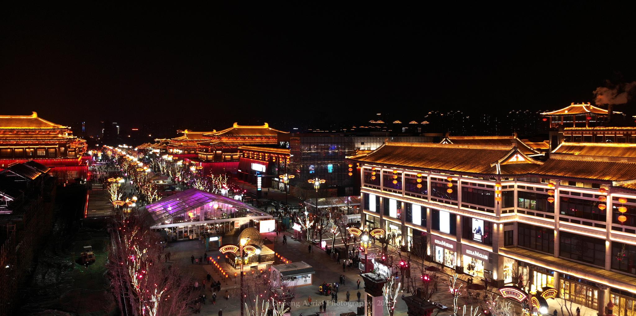 西安曲江大唐不夜城的夜景璀璨迷人从航拍的角度看太美了