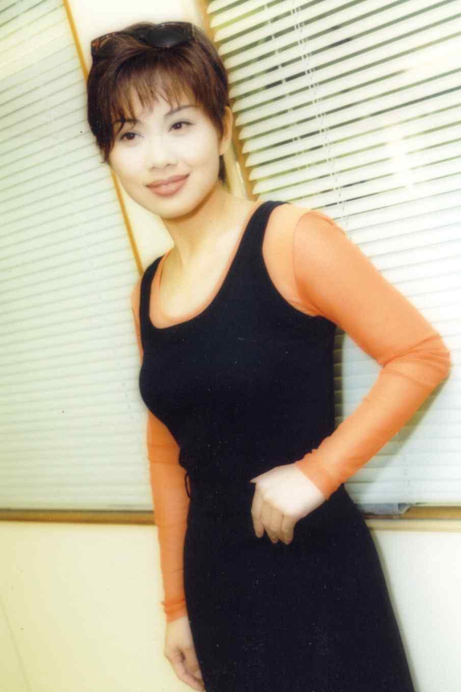 那些年的陈松伶罕见生活老照片无数影迷心中的短发女神